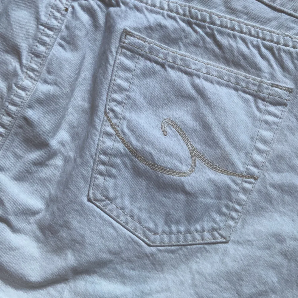 En super snygg low waist vit jeans kjol😍 Är i storlek M och är mycket fin till sommaren✨ Är i mycket bra skick!🥰. Kjolar.