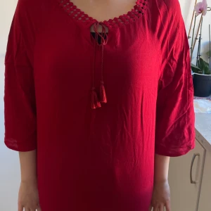 Sommar kofta - Fin vår röd kofta. Passar både för jobbet och fest 🎉 