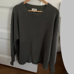 Grå Soft Goat O-Neck Tröja - Nypris: 2800 kr  Mycket bra skick! Som nyskick Storlek: XL (kan även passa L)  100% Kashmir