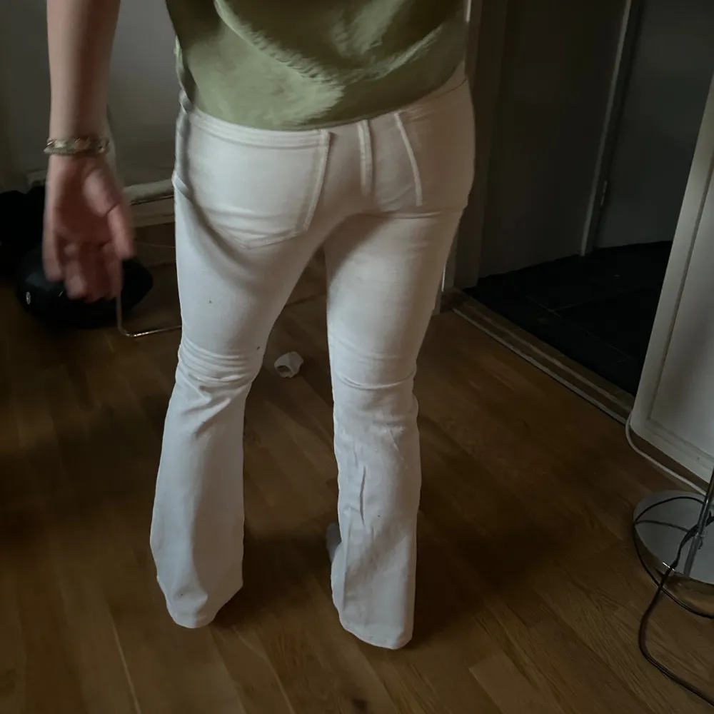 Du säljer jag mina Low waist vita jeans från Gina. Dom sitter lite mid waist men dom är sköna. Knappt använda 🤩⭐️💫Pris kan diskuteras. Jeans & Byxor.