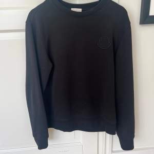 Hej, säljer min moncler sweatshirt pga att den inte används längre, den är i storlek small! Den är i super fint skick med inga flaws! Kvitto och box finns! Ny pris 5500kr!