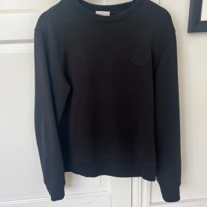 Moncler sweatshirt  - Hej, säljer min moncler sweatshirt pga att den inte används längre, den är i storlek small! Den är i super fint skick med inga flaws! Kvitto och box finns! Ny pris 5500kr!