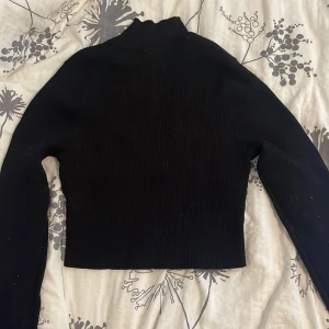 Svart tight magtröja - Svart tröja som tyvärr blivit för kort för mig, tar upp ludd ganska lätt men jätte fin annars!🫶🏻