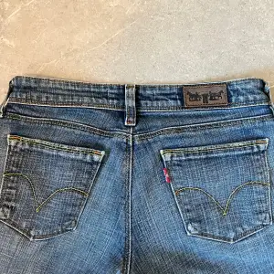 Perfekta lågmidjade jeans nu till sommaren💕 Midja rakt över: 36 Innerben: 76 Skriv för mer info, pris kan diskuteras💕 Köparen står för frakt💘