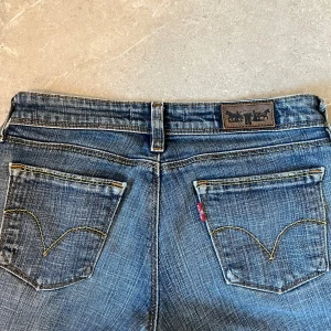 Lågmidjade bootcut Levis jeans   - Perfekta lågmidjade jeans nu till sommaren💕 Midja rakt över: 36 Innerben: 76 Skriv för mer info, pris kan diskuteras💕 Köparen står för frakt💘