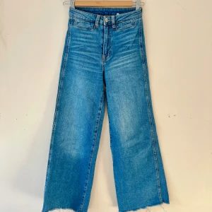 Jeans retrostil. - Så fina jeans i retrostil. Obs sitter tight runt midjan, Passar en smal midja. Formar kurvorna väldigt fint. Tyvärr kommer de inte till använd. Passar någon som är ca 160cm. 