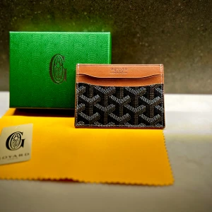 Goyard plånbok  - Hej, just nu säljer jag denna  skitsnygga plånboken. Färgen är old brown och den har mycket utrymme för både kort och kontanter. Tveka inte på att ställa några frågor eller att be om fler bilder och checka min profil för andra fina utbud.