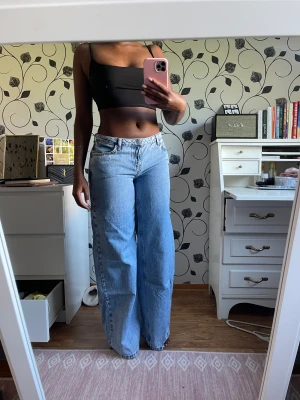 Jeans från NA-KD - Lågmidjade jeans från NA-KD.   Använd ett fåtal gånger.   Strl 34  Jag är 162cm 🩷