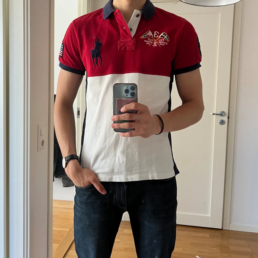 En Pikétröja från Polo Ralph Lauren i färgerna röd och vit. Relativt använd men i väldigt bra skick, nypris ca 1200. Passar perfekt nu till sommaren. PRIS ÄR DISKUTERBART!. Skjortor.