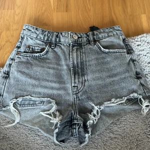 Zara jeansshorts - Fina zara jeansshorts som jag köpte på plick förra sommaren säljer för att de nt kommer till användning 