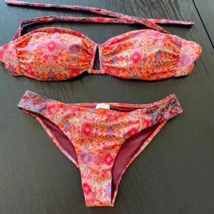 Odd Molly bikini  - Använd 2 gånger. Ej badad med. Så i väldigt gott skick. Nypris va över 1000:- vill jag minnas.  Underdel storleks 0 = xs men jag är en xs/S.  Överdel storlek 2 = m men jag är normalt en S så tror den passar s/m för man knyter åt den. 