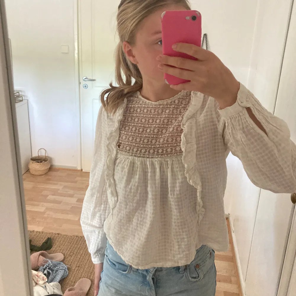 Super fin blus som jag tycker om jĂ€tte mycket đ Litet hĂ„l som knappt syns . Puserot.