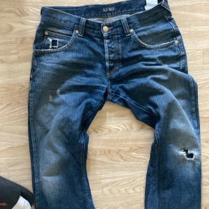 Armani Jeans - Säljer ett par tvär feta vintage armani jeans  Tvär fet wash och distressing Använda få gånger efter jag köpte dom Kom dm för fler frågor Pris går att sänka vid snabb affär