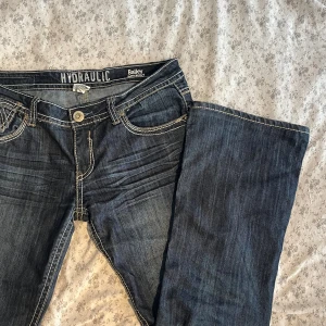 Snygga bootcut jeans - Bootcutjeans med snygga fickor och nice tvätt. Köpta second hand och väl använda❤️ Runt midjan: 97 cm Innebensmått: 77 cm