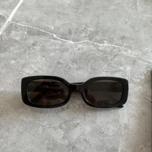 Solglasögon vintagemodell - Svarta solglasögon från COS. Jättebekväma och spänner inte mot huvudet. Lite avlång/smala i modellen så ser vintage ut. Nyskick