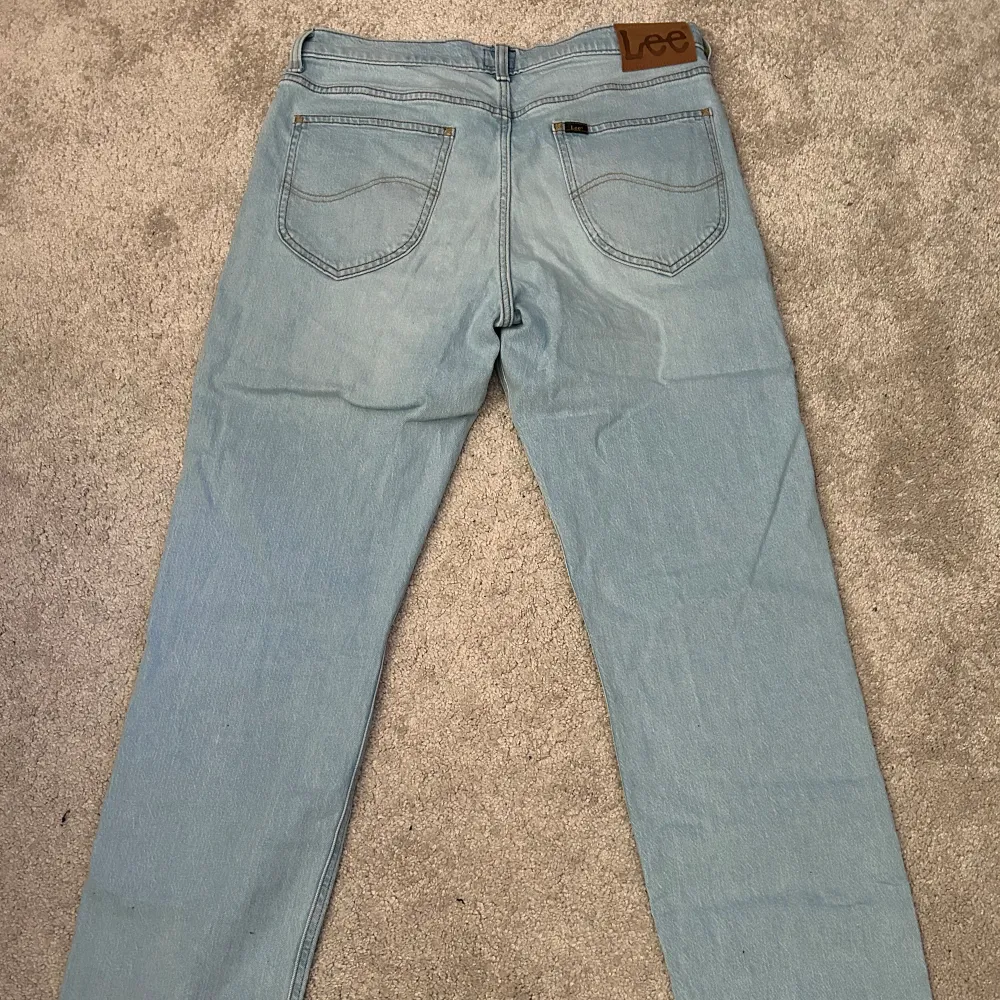 Säljer dessa LEE jeans då jag aldrig använt de. Jeansen är i storlek W33 L34 och är nyskick. Hör gärna av dig vid frågor😁. Jeans & Byxor.