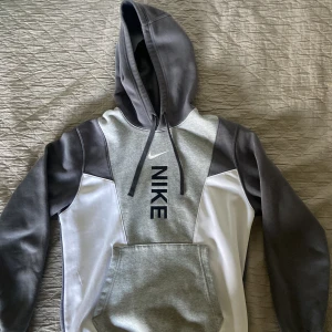 Nike hoodie - Grå Nike hoodie i ny skick. Pris kan diskuteras.