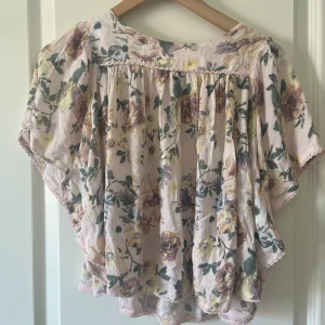 Blus - såå gullig blus för barn💞💞 perfekt nu till sommaren🙌🏼 pris kan diskuteras🫶🏼