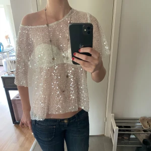 Festtopp!! - Supersnygg festtopp i mesh/spetstyg och paljetter! Perfekt nu till sommarn, typ utomlands😍🥂säljer då jag har så mycket liknande