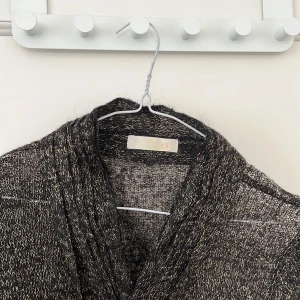 Cardigan från K’Å  - Tunn guld och svart cardigan som passar S/M. Stickat men luftigt och tunnt material på koftan. 