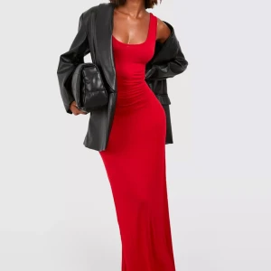 Röd klänning  - Säljer röd klänning från Boohoo i storlek 40. 100kr. Aldrig använd endast provad. 