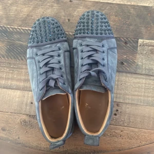 Louboutin skor - Tja! Säljer mina loubs då de inte använda lika ofta längre! Kontakta vid intresse eller frågor! ( bra skick)