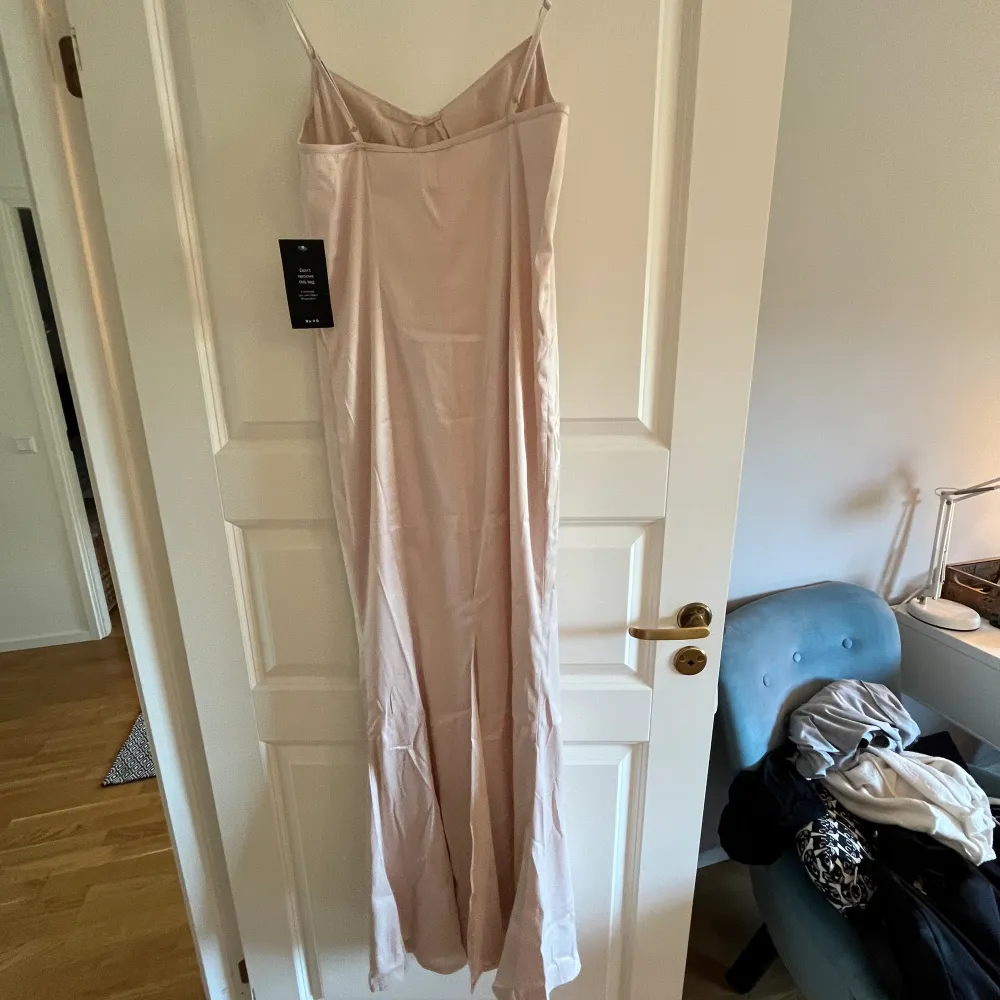 En SÅ fin klänning balklänning/finklänning köpt på NA-KD men har gått för lång tid för att returnera. Storlek 38 men skulle säga att den mer är en 36/s. Passar i längd, är 165cm. Justerbara band, slits där bak, lapp kvar, aldrig använd. Köpt för 549💓. Mekot.