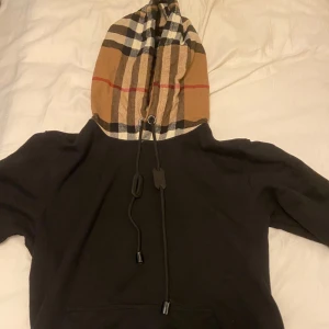 Burberry hoodie - Helt ny burberry hoodie  Skriv för fler bilder Priset går att diskutera 
