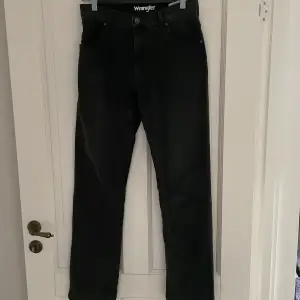 Snygga Wrangler jeans med mörk wash Storleken är 30/32 men dom är lite korta för mig som är 178