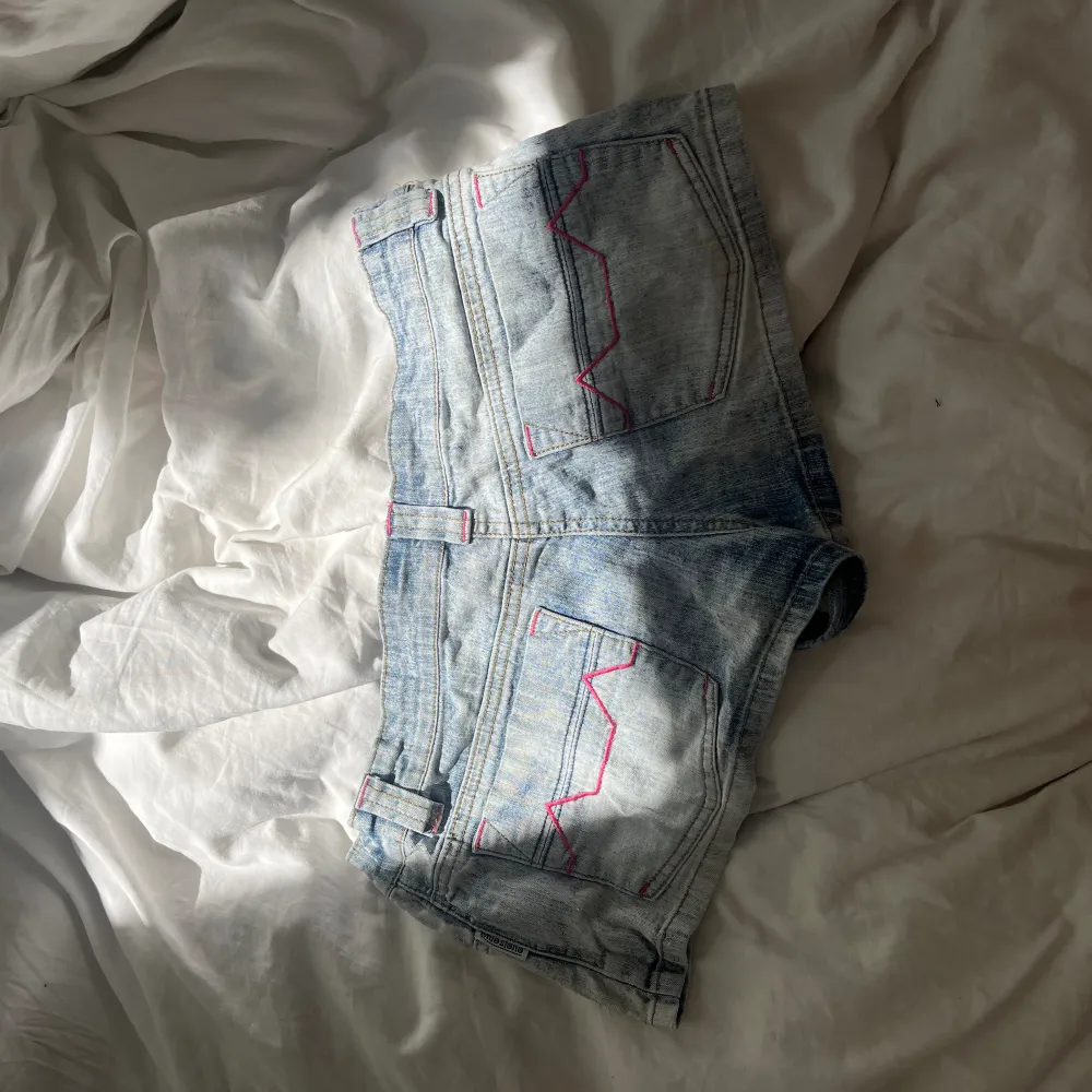 Jättesöta lågmidjade shorts med rosa detaljer på fickorna som tyvärr är för stora. Shorts.