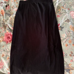 Svart långkjol med slits - En svart långkjol med liten slits nertill 