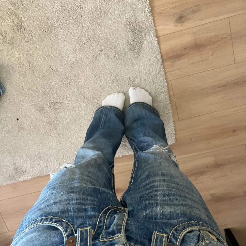 Säljer dessa jättesnygga riktiga bootcut true religion jeansen, köpte för 1200kr på en retrobutik, därav priset. Alla hål syns på bilderna men om du vill ha fler så skriv gärna privat!! Säljer då det inte riktigt är min stil längre🥰. Jeans & Byxor.
