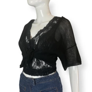 Genomskinlig Kofta  - Genomskinliga toppen ingår ej! See trough oversize mesh cardigan from Atmosphere, labeled as size M. No zipper nor buttons to close. Material label cut off. Stretchy material. Length 50cm