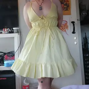 Jättehärlig gul klänning. Den är tunn och funkar jättebra till sommaren. Finns 2 band man kan knyta eller ha lösa för att visa siluetten mer eller mindre. Älskar denna klänning men bysten är lite för liten för mig. 