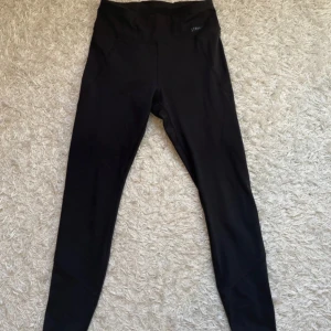 Ankellånga svarta träningstights  - Ett par oanvända träningstights i nyskick. Köpta för 700kr på Stronger. Är i storlek S. Skriv för fler bilder eller funderingar🌸