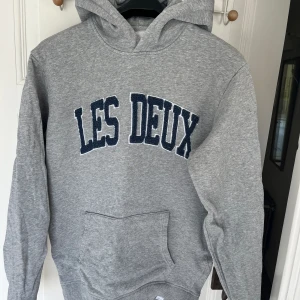 Grå hoddie - En grå ”les deux” hoddie i gott skick, inga defekter! 
