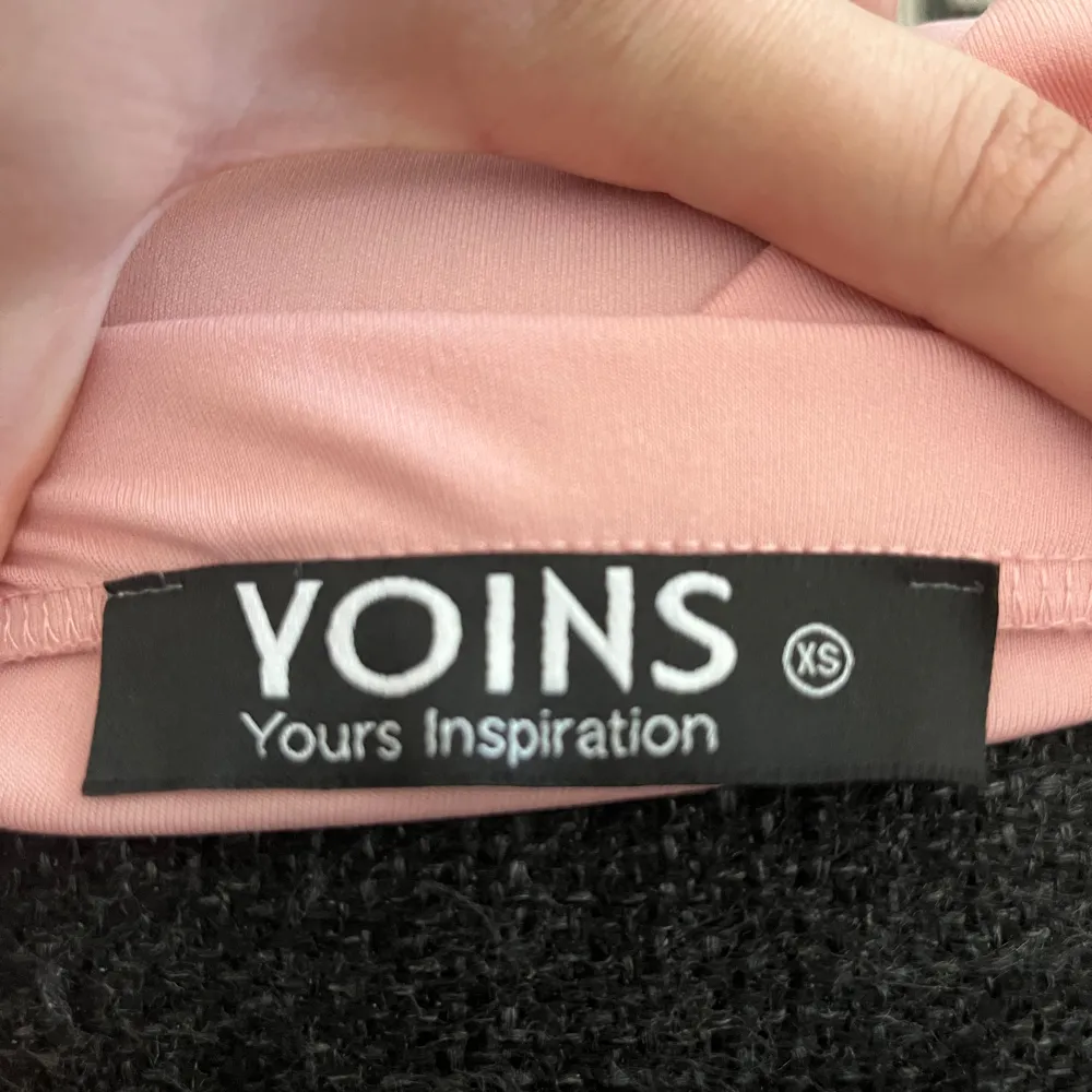 Fin klänning i bra skick i storlek xs. Klänningen är offshoulder. Mekot.