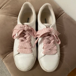 Sneackers med coola snören - Vita enkla sneackers med coola rosa snören, (snörena köpta försej)🩷skriv vid frågor eller för fler bilder!