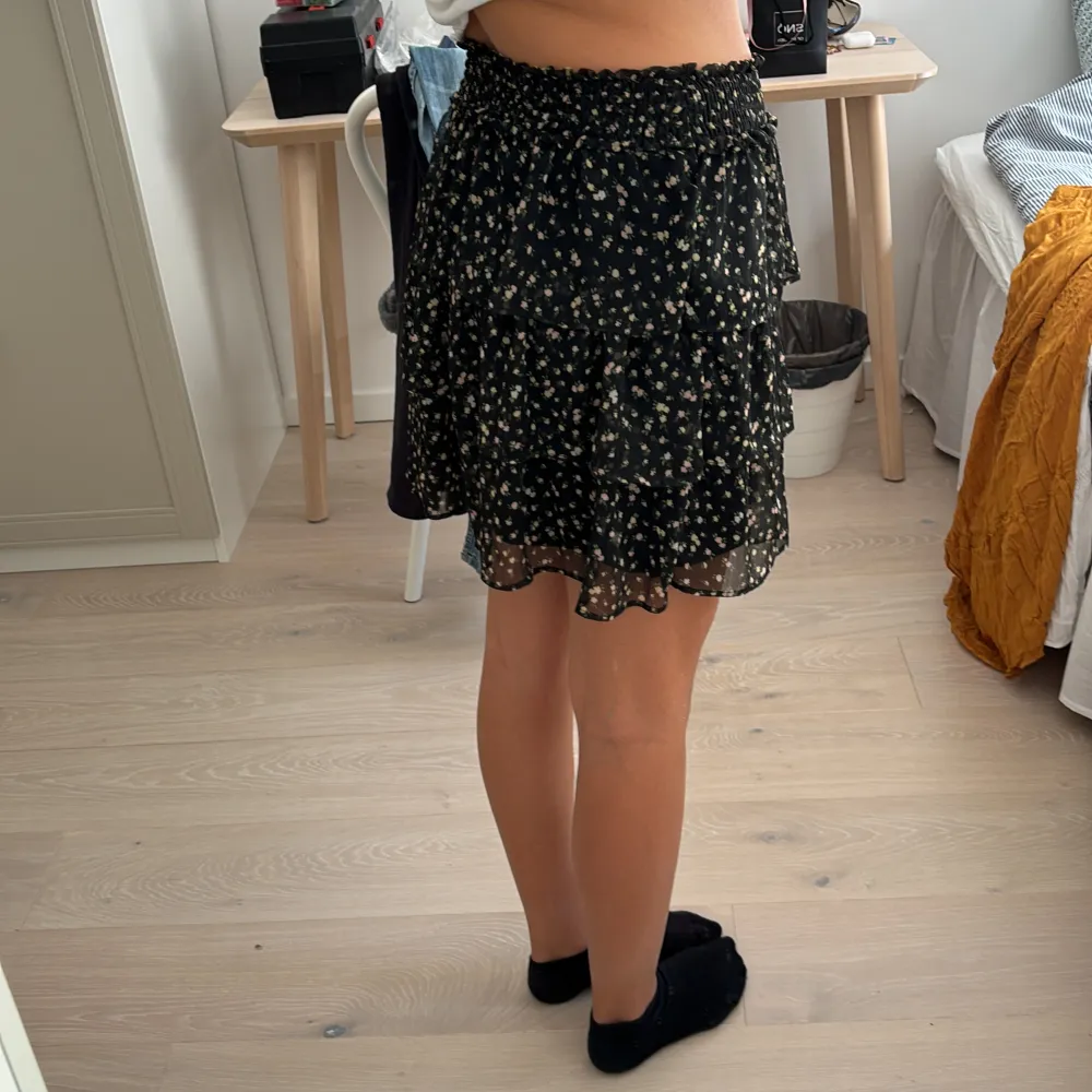 Perfekt kjol till sommaren! Kjolen är stretchig och passar storlek S/M🙌🏼om du har frågor är det baracatt skriva🫶🏼. Kjolar.