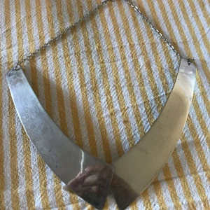 Halsband  - Halsband som ser ut som en krage. Fint skick 