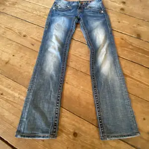 Ey par riktigt snygga rock revival jeans i storlek 72cm omkrets i de är i gott skick! Och pris kan diskuteras🐊