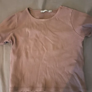 Rosa ribbad t-shirt  - Bra skick använd fåtal gånger 