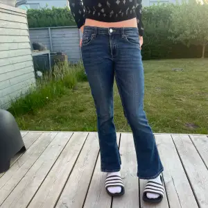Lågmidjade blå jeans från Gina. Storlek 146 men min syster på bilderna har storlek 152 så jeansen är lite för små🩷