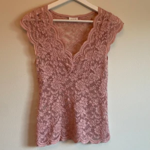 Rosa spets  - Lite stor i storleken enligt mig. Pris kan diskuteras💕💕