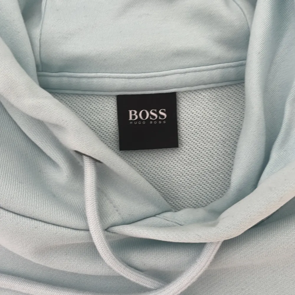 En ljusblå hugo boss hoodie, originalpris ungefär 2500kr. Nyskick. Hoodies.