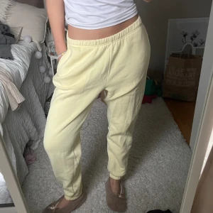 Mjukisbyxor - Mjukisbyxor från Gina. Sparsamt använda. Fin färg nu till sommaren 💛