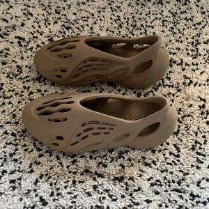 Yeezy Foamrunners  - Jag tvingas nu sälja mina omtyckta Yeezy Foamrunners då de håller på att bli försmå! Skicket är mycket bra men ändå vissa tecken på användning! Storlekarna sitter lite smått! Här säljer jag dessa skorna billigt!