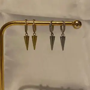 Guldpläterade nitörhängen som är handgjorda och oanvända. Dessa säljs i par. Skriv innan du klickar på köp nu vilken färg du vill ha🫶🏼