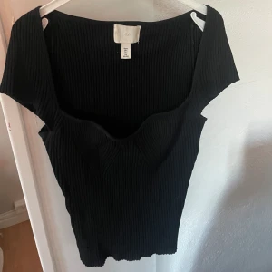 Svart topp - Svart topp från H&M storlek s