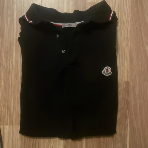 Moncler piké  - Moncler piké svart dåligt skick. Storlek M  Hör av er vid frågor. Inte säker om den är äkta därav priset. 